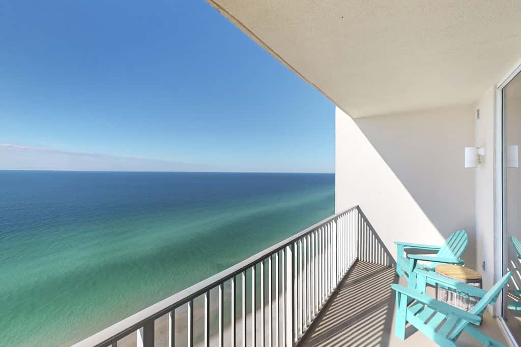 Beachfront Condo, gorgeous views, shared pool and beach access