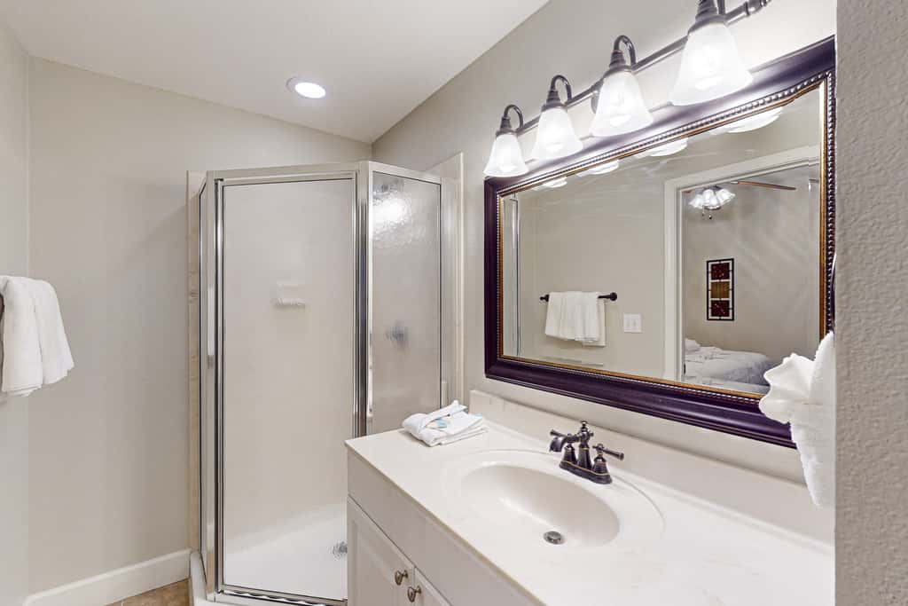 Beachfront Condo, gorgeous views, shared pool and beach access
