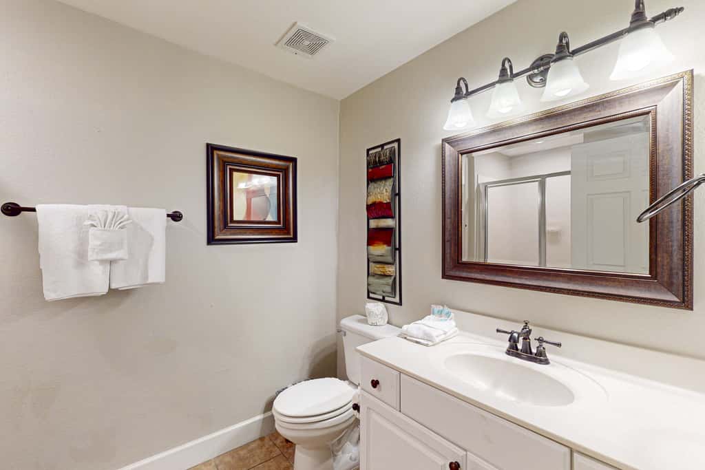 Beachfront Condo, gorgeous views, shared pool and beach access