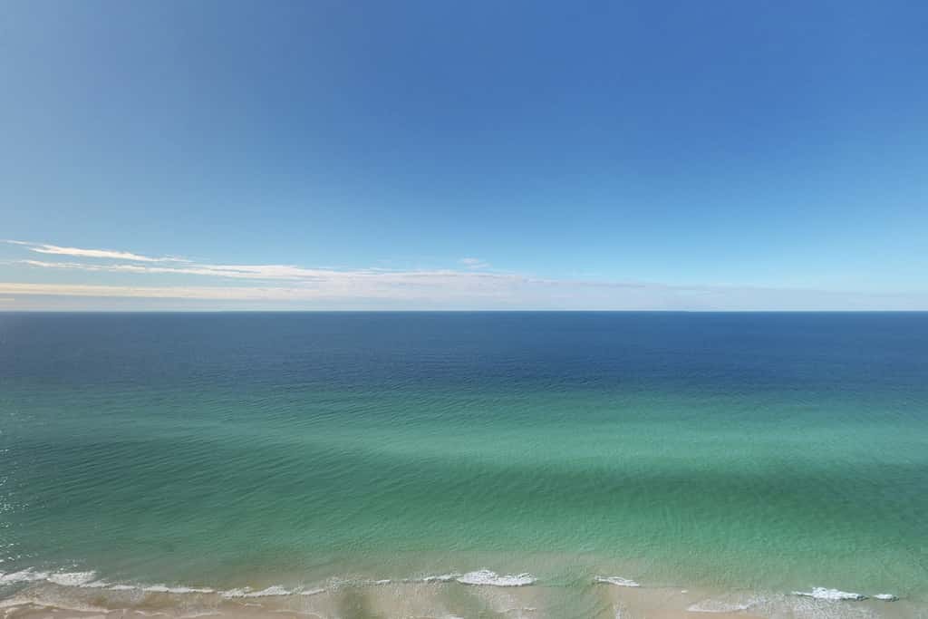 Beachfront Condo, gorgeous views, shared pool and beach access