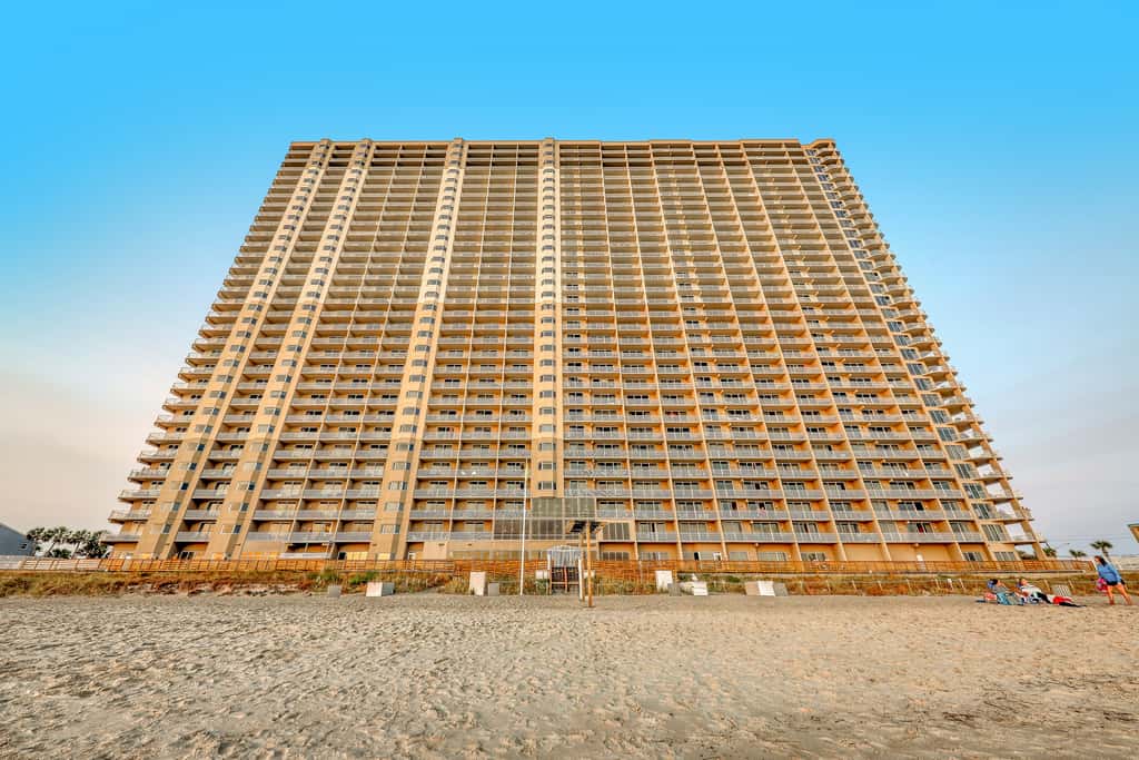 Beachfront Condo, gorgeous views, shared pool and beach access