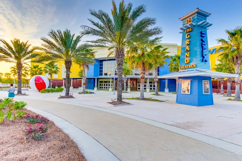 Beachfront Condo, gorgeous views, shared pool and beach access