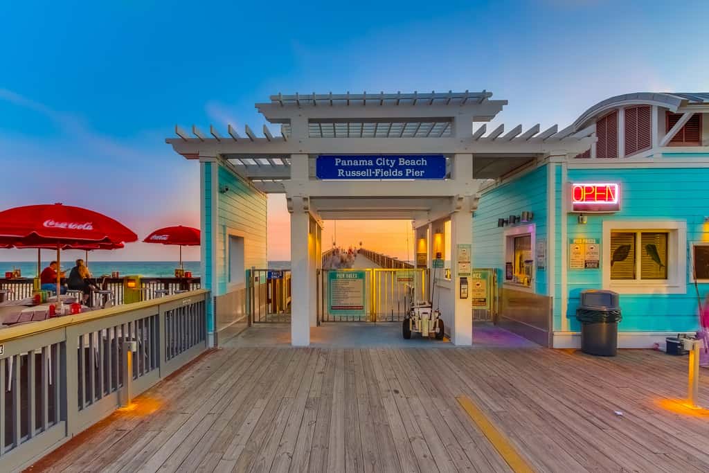 Beachfront Condo, gorgeous views, shared pool and beach access