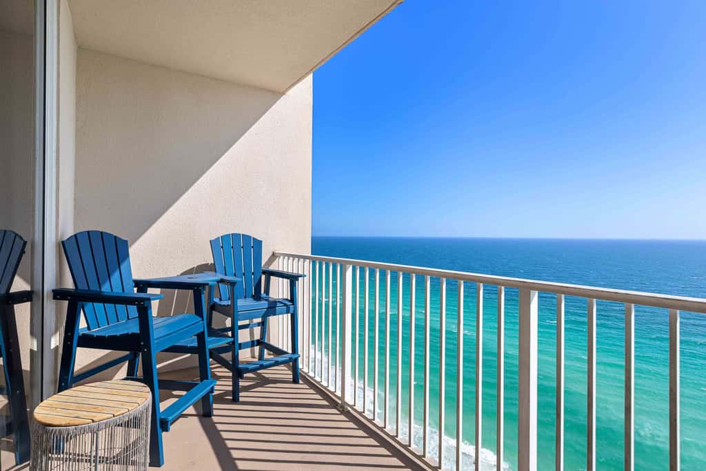 Beachfront Condo, gorgeous views, shared pool and beach access