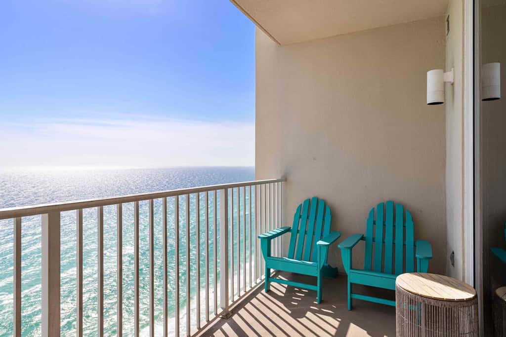 Beachfront Condo, gorgeous views, shared pool and beach access