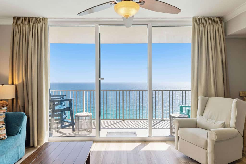 Beachfront Condo, gorgeous views, shared pool and beach access