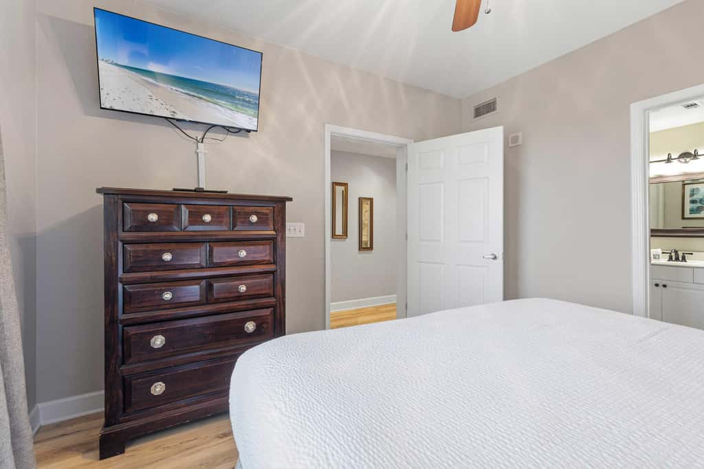 Beachfront Condo, gorgeous views, shared pool and beach access