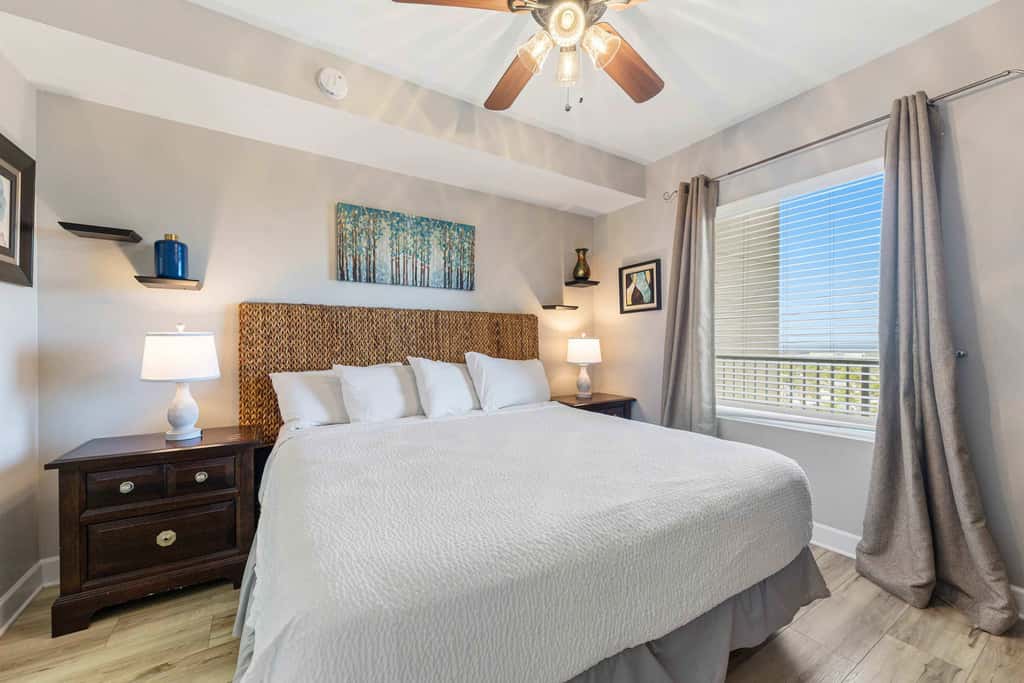 Beachfront Condo, gorgeous views, shared pool and beach access