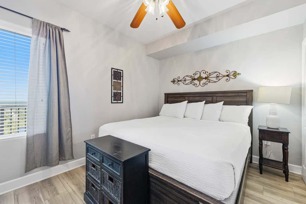 Beachfront Condo, gorgeous views, shared pool and beach access