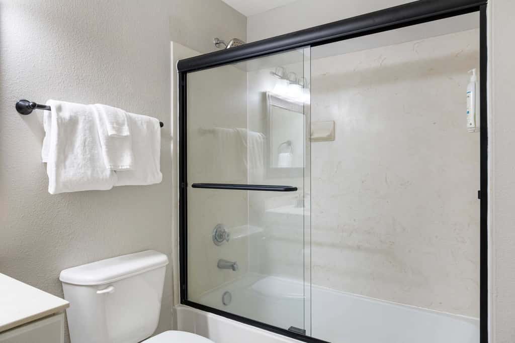 Beachfront Condo, gorgeous views, shared pool and beach access