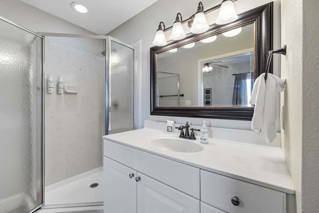 Beachfront Condo, gorgeous views, shared pool and beach access