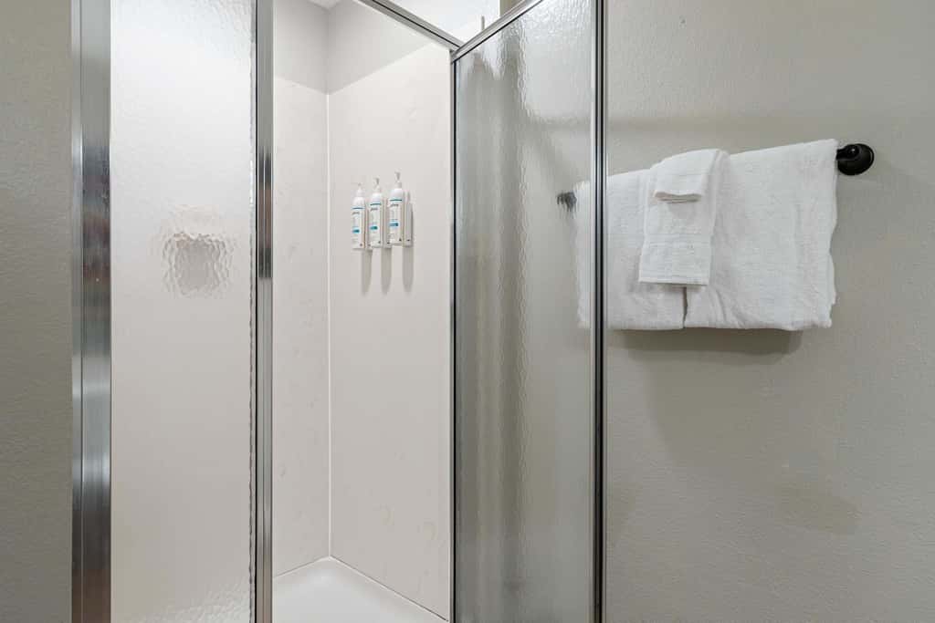Beachfront Condo, gorgeous views, shared pool and beach access