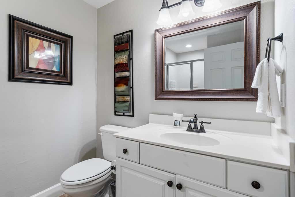Beachfront Condo, gorgeous views, shared pool and beach access