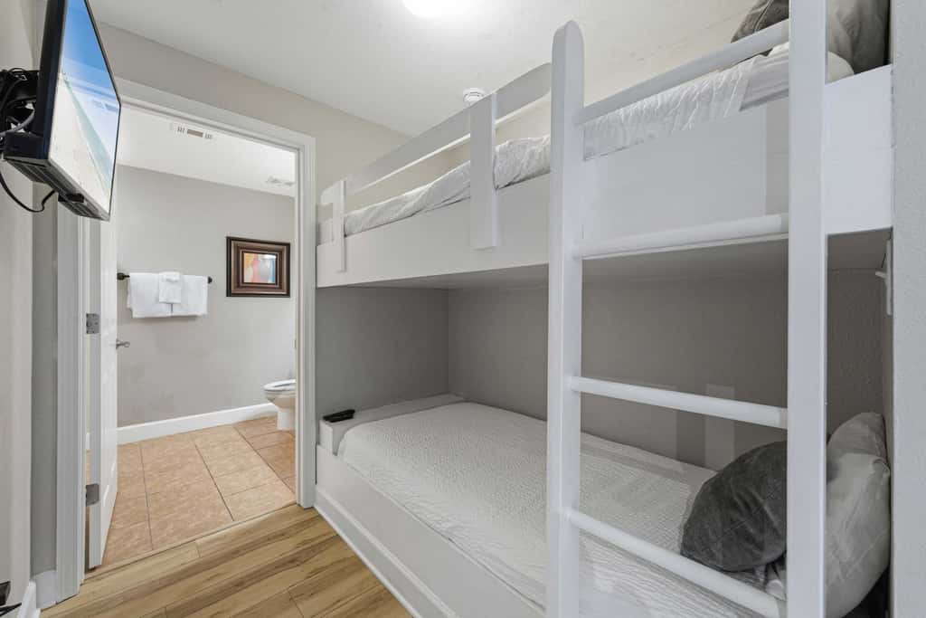 Beachfront Condo, gorgeous views, shared pool and beach access