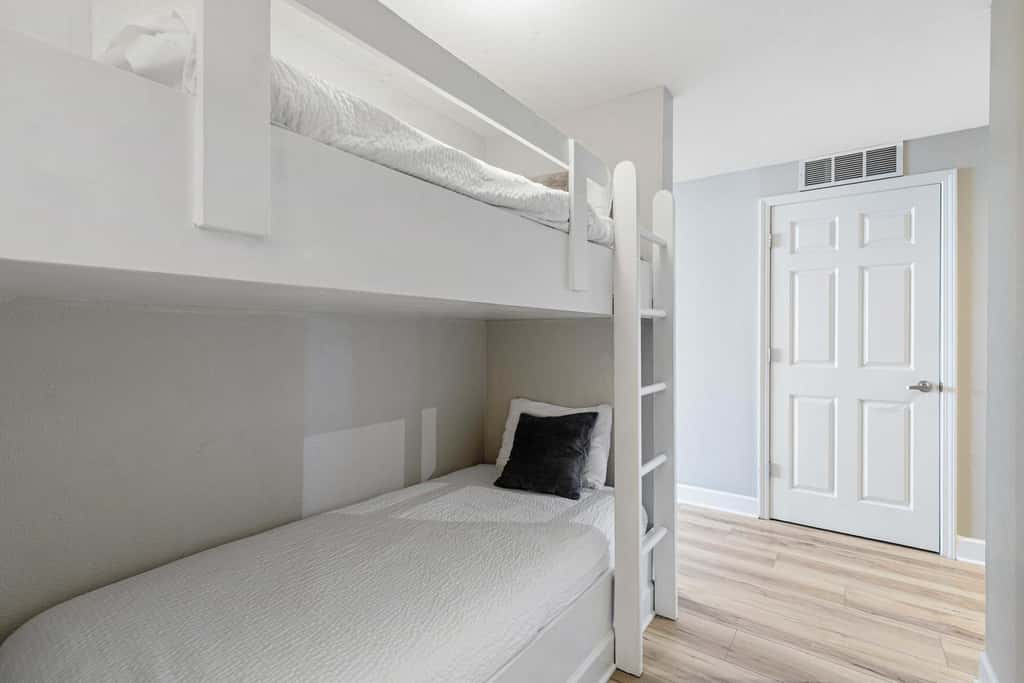 Beachfront Condo, gorgeous views, shared pool and beach access