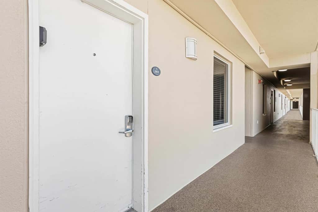 Beachfront Condo, gorgeous views, shared pool and beach access