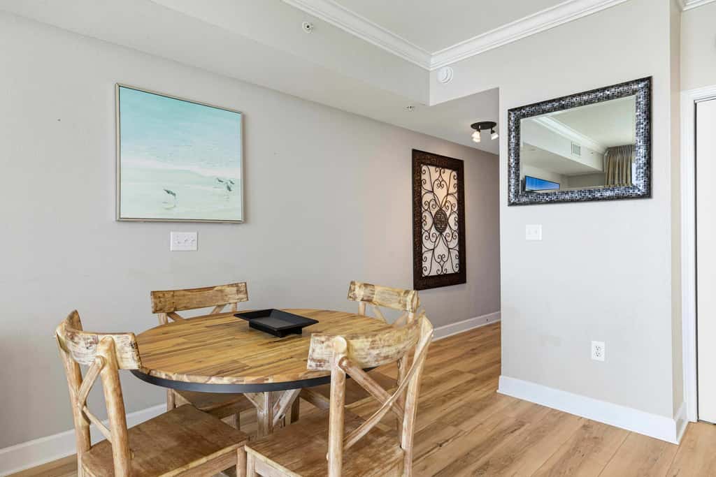 Beachfront Condo, gorgeous views, shared pool and beach access