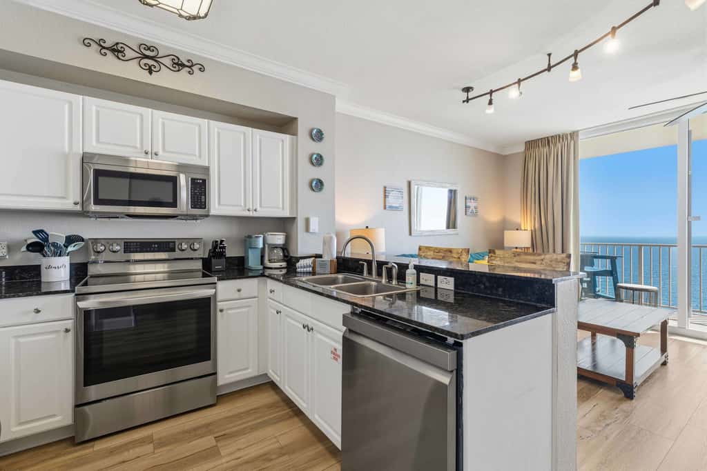 Beachfront Condo, gorgeous views, shared pool and beach access