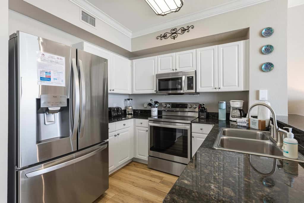 Beachfront Condo, gorgeous views, shared pool and beach access