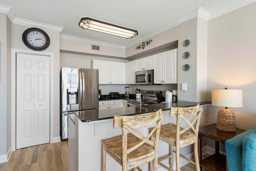 Beachfront Condo, gorgeous views, shared pool and beach access
