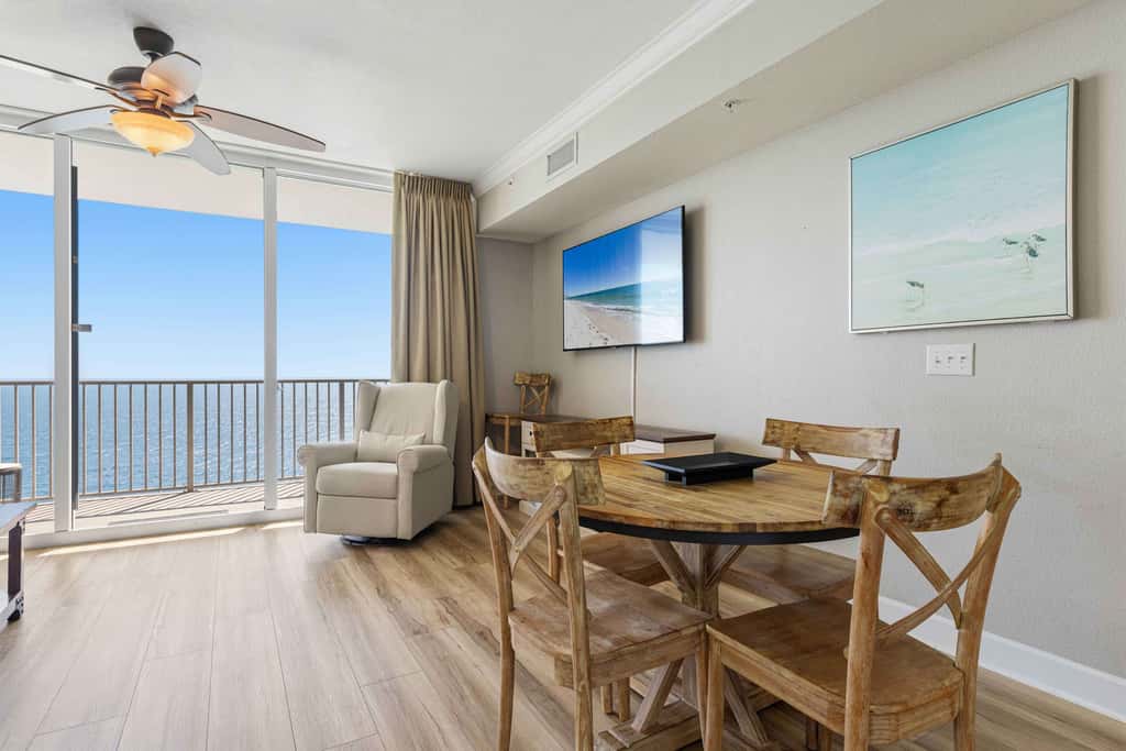 Beachfront Condo, gorgeous views, shared pool and beach access