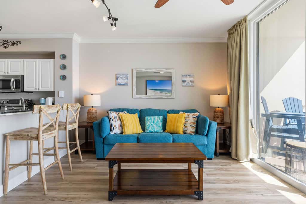 Beachfront Condo, gorgeous views, shared pool and beach access