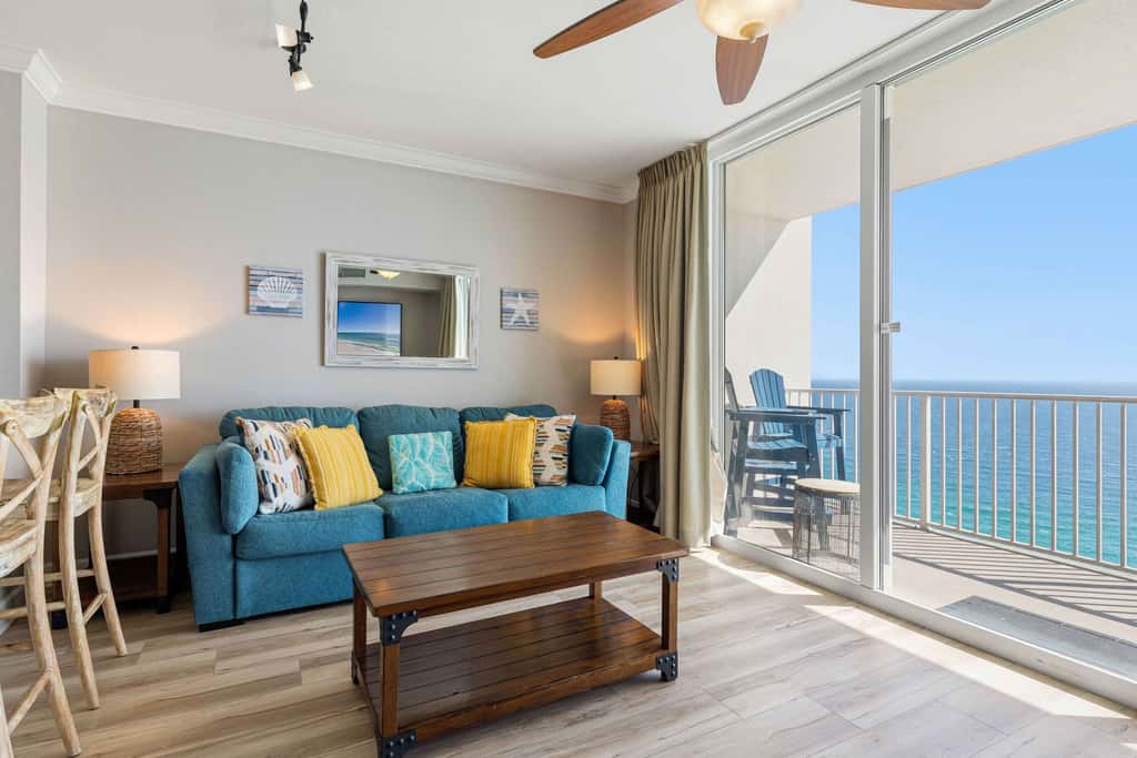Beachfront Condo, gorgeous views, shared pool and beach access
