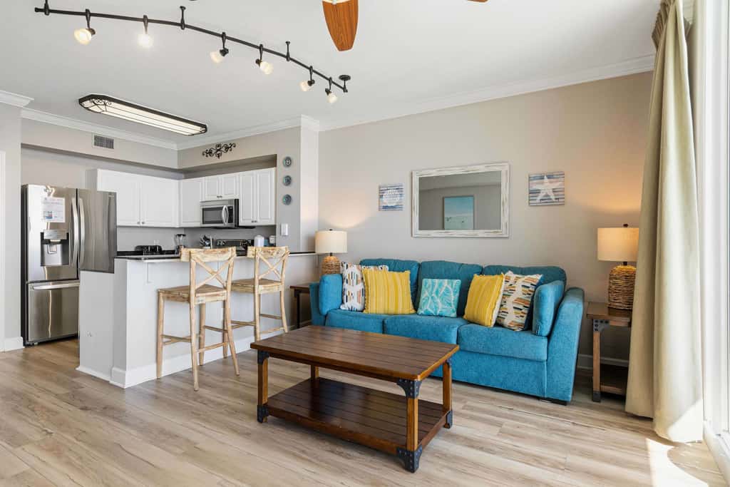 Beachfront Condo, gorgeous views, shared pool and beach access