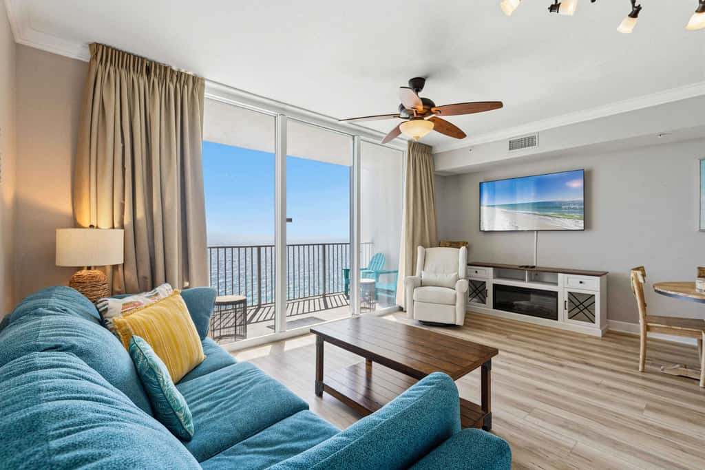 Beachfront Condo, gorgeous views, shared pool and beach access