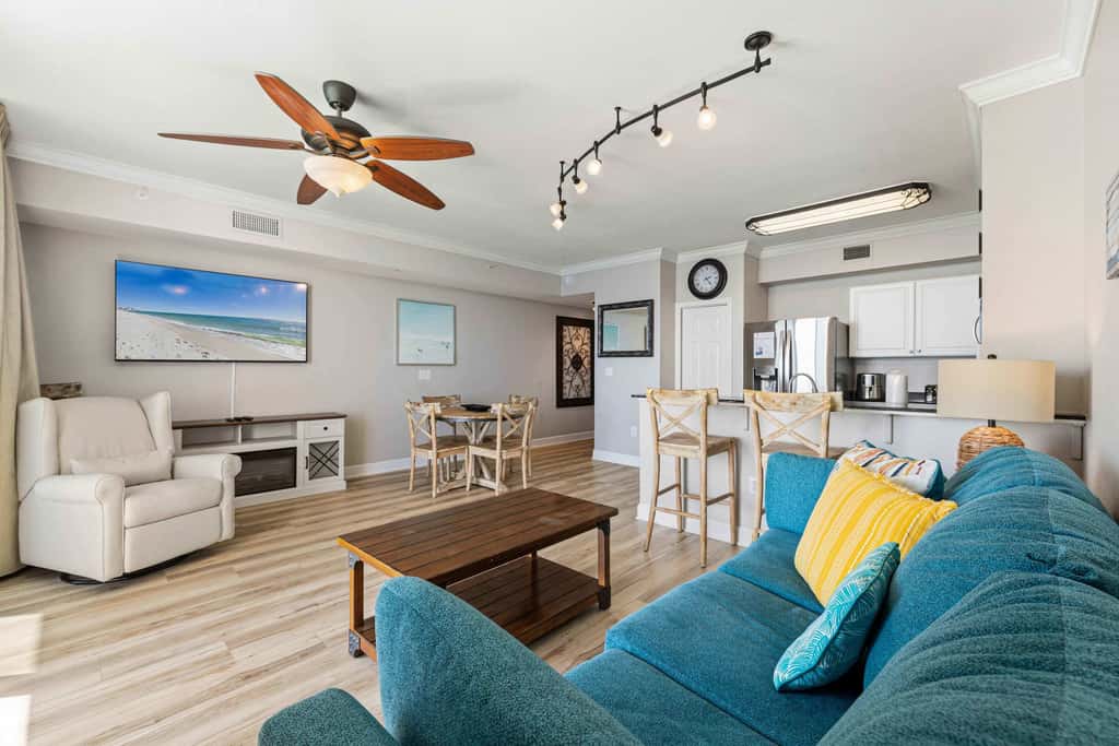 Beachfront Condo, gorgeous views, shared pool and beach access