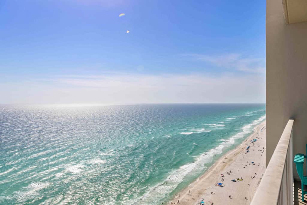 Beachfront Condo, gorgeous views, shared pool and beach access