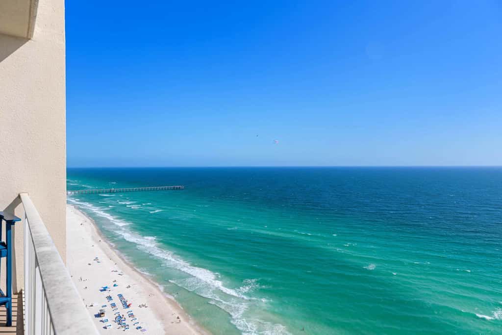 Beachfront Condo, gorgeous views, shared pool and beach access