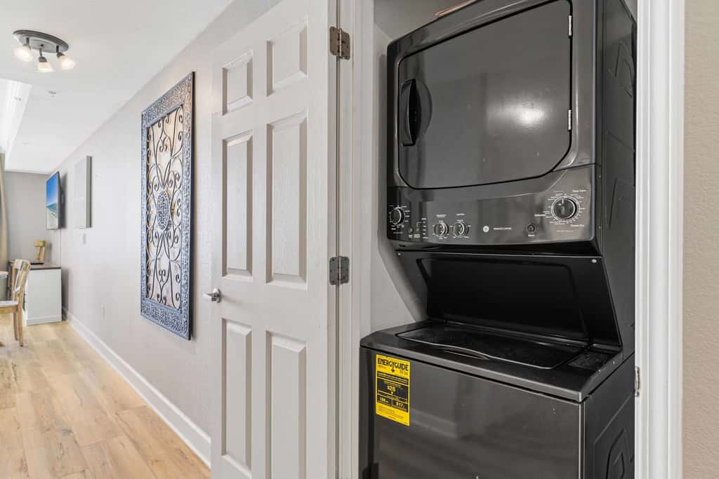Beachfront Condo, gorgeous views, shared pool and beach access