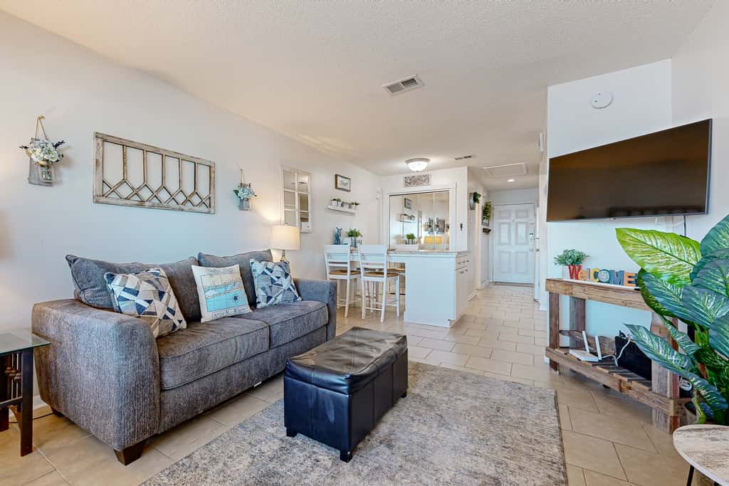 Third-Floor Studio with Shared Pool, Sound View, High-Speed WiFi, & Central AC