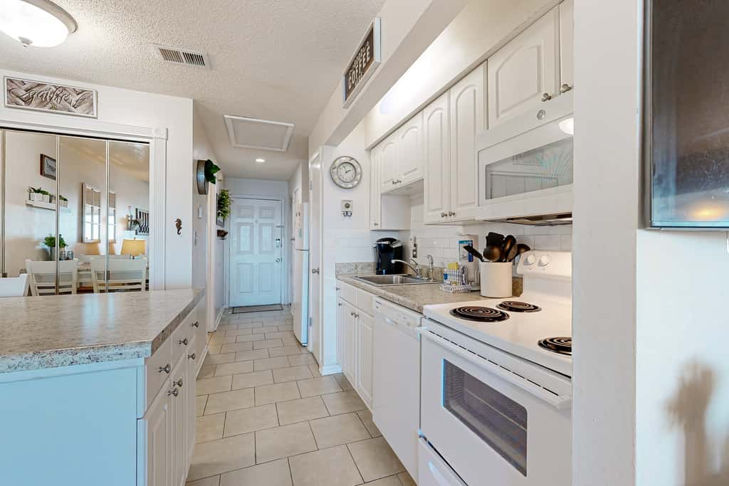 Third-Floor Studio with Shared Pool, Sound View, High-Speed WiFi, & Central AC