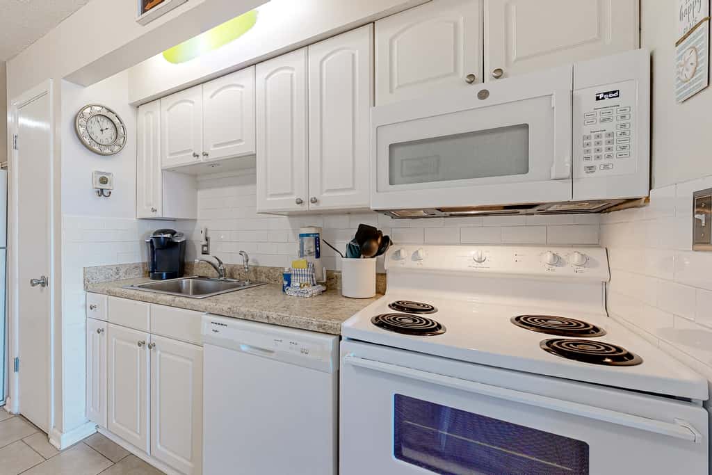 Third-Floor Studio with Shared Pool, Sound View, High-Speed WiFi, & Central AC