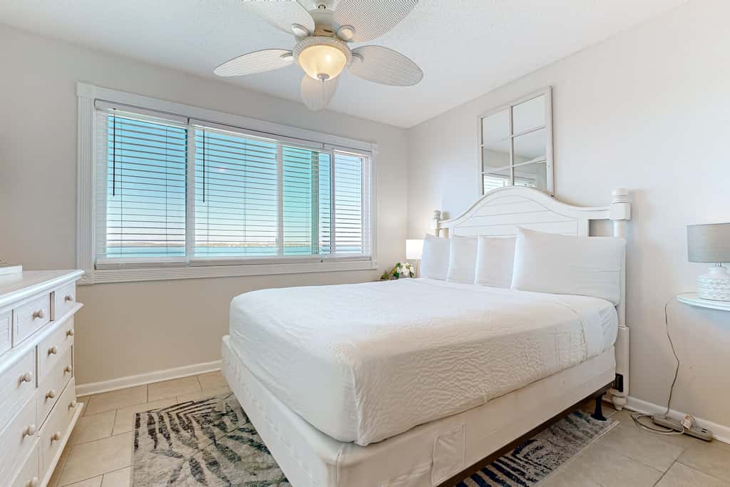 Third-Floor Studio with Shared Pool, Sound View, High-Speed WiFi, & Central AC