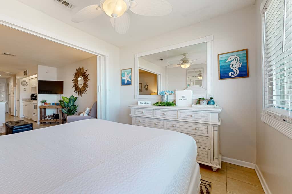 Third-Floor Studio with Shared Pool, Sound View, High-Speed WiFi, & Central AC