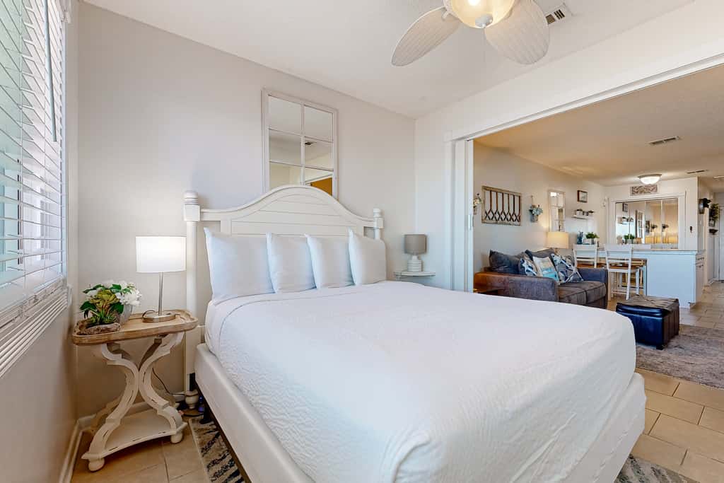 Third-Floor Studio with Shared Pool, Sound View, High-Speed WiFi, & Central AC