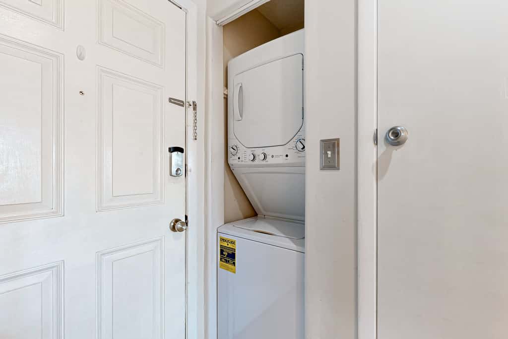 Third-Floor Studio with Shared Pool, Sound View, High-Speed WiFi, & Central AC