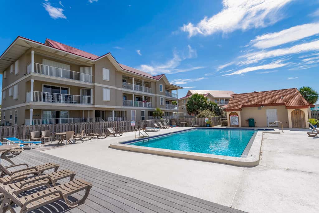 Third-Floor Studio with Shared Pool, Sound View, High-Speed WiFi, & Central AC
