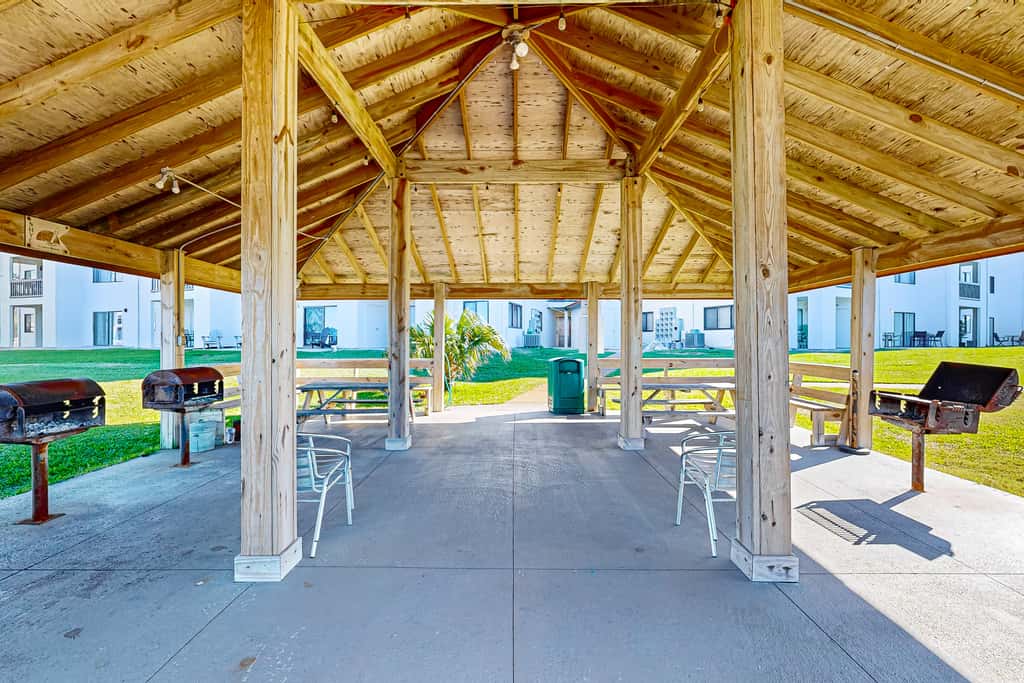 Third-Floor Studio with Shared Pool, Sound View, High-Speed WiFi, & Central AC