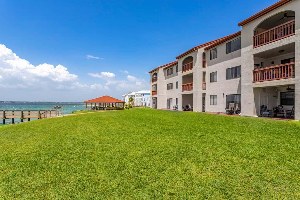 Third-Floor Studio with Shared Pool, Sound View, High-Speed WiFi, & Central AC