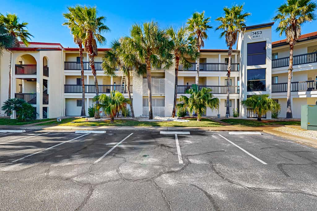 Third-Floor Studio with Shared Pool, Sound View, High-Speed WiFi, & Central AC