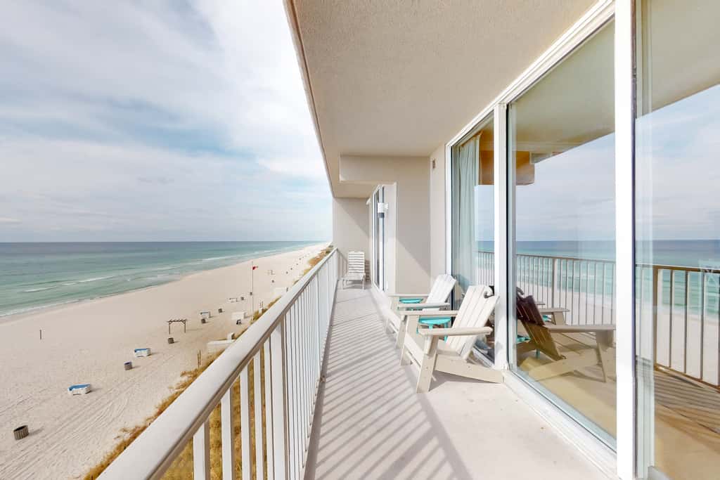 Picturesque beachfront condo with gym, BBQ area, pools & hot tub