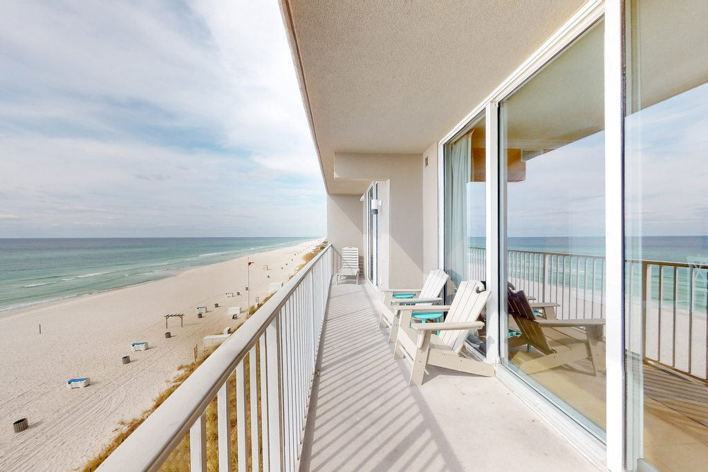 Picturesque beachfront condo with gym, BBQ area, pools & hot tub