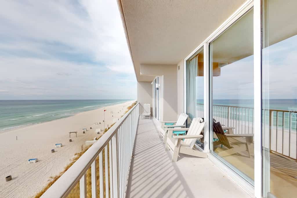 Picturesque beachfront condo with gym, BBQ area, pools & hot tub