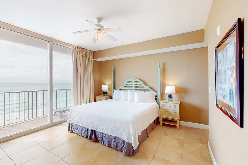 Picturesque beachfront condo with gym, BBQ area, pools & hot tub