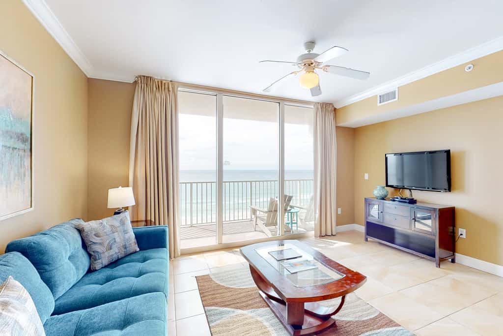 Picturesque beachfront condo with gym, BBQ area, pools & hot tub