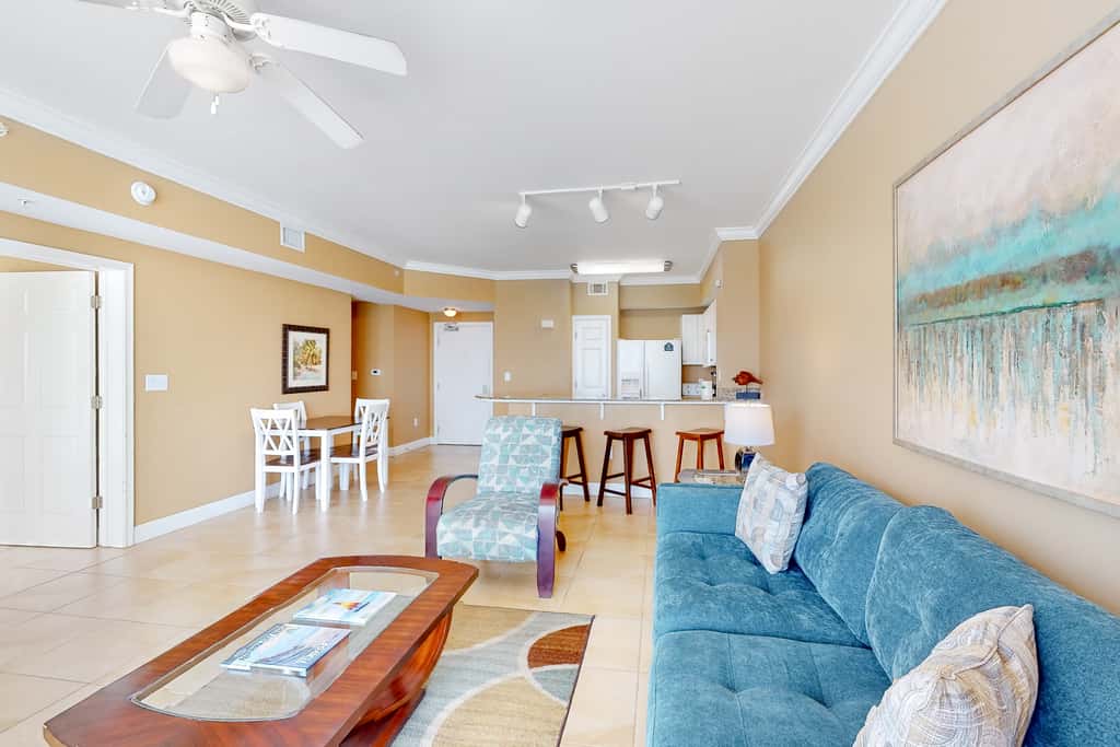 Picturesque beachfront condo with gym, BBQ area, pools & hot tub